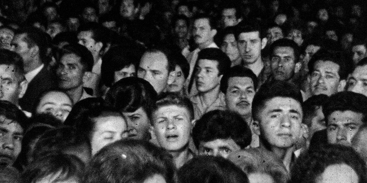 Bajo las banderas, el sol